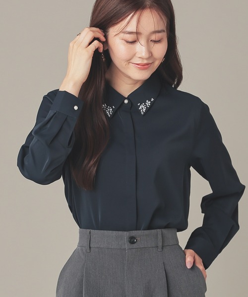 GLACIER lusso（グラシアルッソ）の「衿ビジュー付シャツ（シャツ/ブラウス・レディース・ライトグレー/ネイビー/アイボリー/ホワイト×ブラック・L/LL/M）」の4枚目の写真