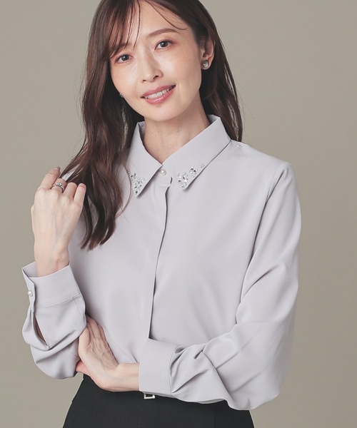 GLACIER lusso（グラシアルッソ）の「衿ビジュー付シャツ（シャツ/ブラウス・レディース・ライトグレー/ネイビー/アイボリー/ホワイト×ブラック・L/LL/M）」の3枚目の写真