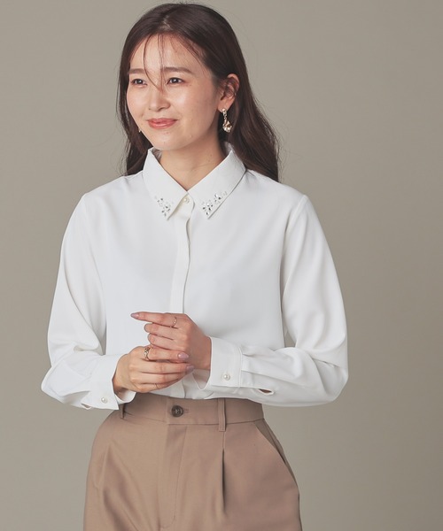 GLACIER lusso（グラシアルッソ）の「衿ビジュー付シャツ（シャツ/ブラウス・レディース・ライトグレー/ネイビー/アイボリー/ホワイト×ブラック・L/LL/M）」の6枚目の写真