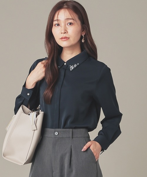 GLACIER lusso（グラシアルッソ）の「衿ビジュー付シャツ（シャツ/ブラウス・レディース・ライトグレー/ネイビー/アイボリー/ホワイト×ブラック・L/LL/M）」の8枚目の写真