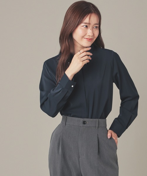 GLACIER lusso（グラシアルッソ）の「衿ビジュー付シャツ（シャツ/ブラウス・レディース・ライトグレー/ネイビー/アイボリー/ホワイト×ブラック・L/LL/M）」の9枚目の写真