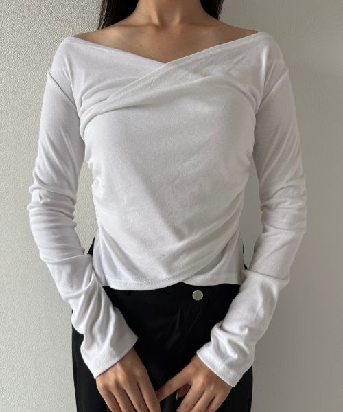 Geeong（ジーオン）の「【ZOZO限定】Vネック シャーリング クロスデザイン カットソー（Tシャツ/カットソー・レディース・ブラック/グレー/ホワイト・FREE）」の2枚目の写真