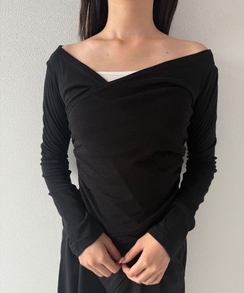 Geeong（ジーオン）の「【ZOZO限定】Vネック シャーリング クロスデザイン カットソー（Tシャツ/カットソー・レディース・ブラック/グレー/ホワイト・FREE）」の3枚目の写真