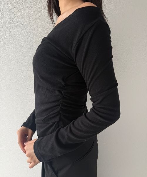 Geeong（ジーオン）の「【ZOZO限定】Vネック シャーリング クロスデザイン カットソー（Tシャツ/カットソー・レディース・ブラック/グレー/ホワイト・FREE）」の10枚目の写真