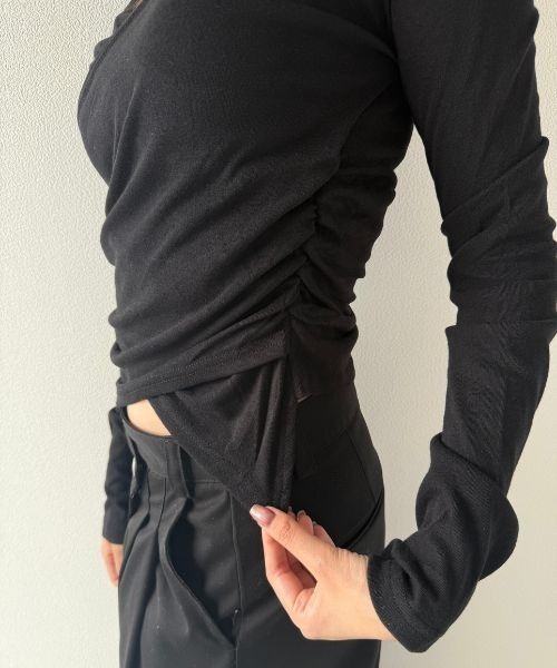 Geeong（ジーオン）の「【ZOZO限定】Vネック シャーリング クロスデザイン カットソー（Tシャツ/カットソー・レディース・ブラック/グレー/ホワイト・FREE）」の12枚目の写真