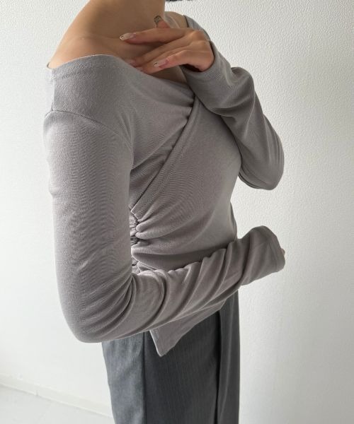 Geeong（ジーオン）の「【ZOZO限定】Vネック シャーリング クロスデザイン カットソー（Tシャツ/カットソー・レディース・ブラック/グレー/ホワイト・FREE）」の17枚目の写真