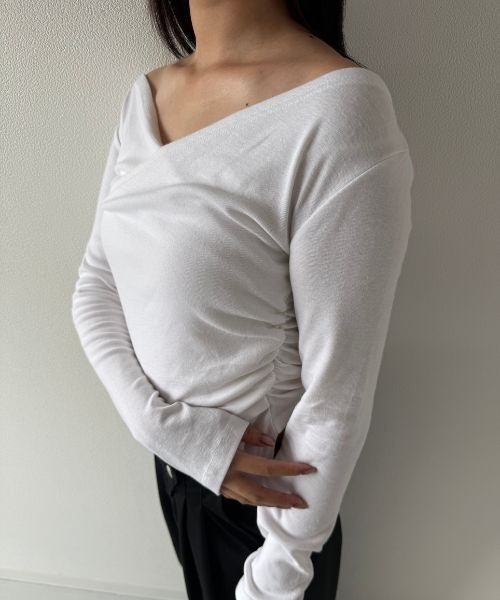 Geeong（ジーオン）の「【ZOZO限定】Vネック シャーリング クロスデザイン カットソー（Tシャツ/カットソー・レディース・ブラック/グレー/ホワイト・FREE）」の5枚目の写真