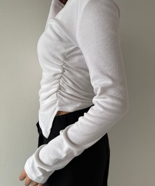 Geeong（ジーオン）の「【ZOZO限定】Vネック シャーリング クロスデザイン カットソー（Tシャツ/カットソー・レディース・ブラック/グレー/ホワイト・FREE）」の6枚目の写真