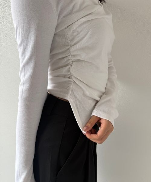 Geeong（ジーオン）の「【ZOZO限定】Vネック シャーリング クロスデザイン カットソー（Tシャツ/カットソー・レディース・ブラック/グレー/ホワイト・FREE）」の7枚目の写真