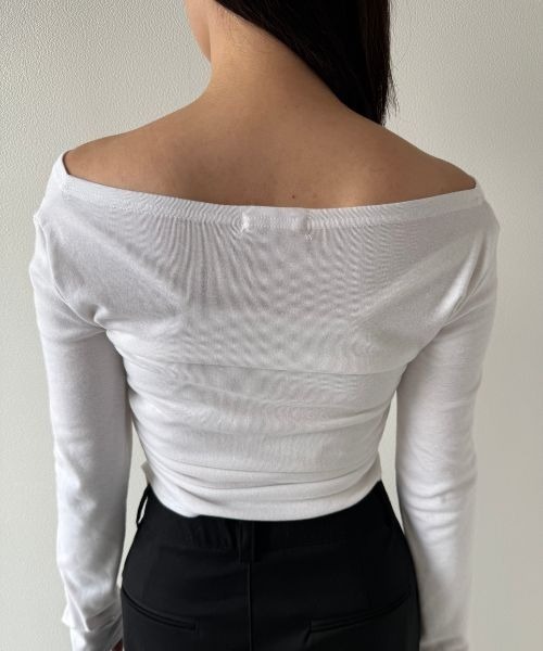 Geeong（ジーオン）の「【ZOZO限定】Vネック シャーリング クロスデザイン カットソー（Tシャツ/カットソー・レディース・ブラック/グレー/ホワイト・FREE）」の8枚目の写真