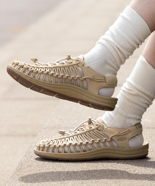 KEEN(キーン)の「UNEEK / ユニーク/ レディース スニーカーサンダル(サンダル・レディース・ベージュ・25cm/24.5cm/24cm/23.5cm/23cm/22.5cm/25.5cm)」の2枚目の写真