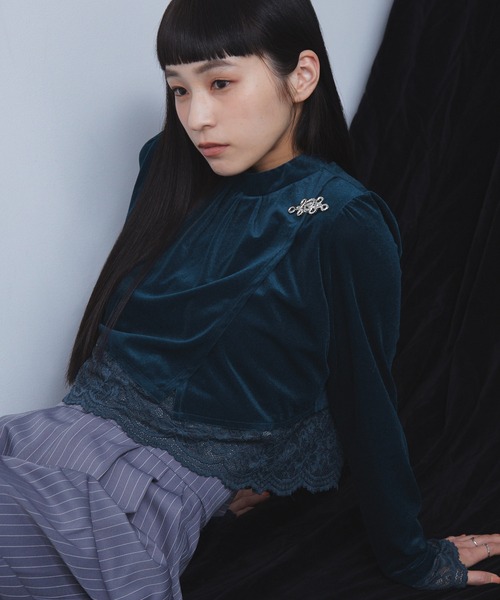 ELUNIS(エルニス)の「レースレイヤードベロアトップス(Tシャツ/カットソー・レディース・ブラック/ブルー・FREE)」の2枚目の写真