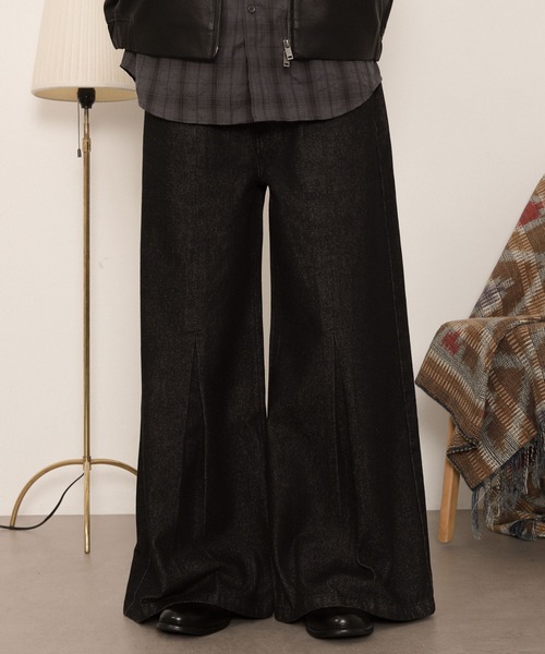 LUCY(ルーシー)の「LUCY/センタータックバギーフレアデニム(デニムパンツ・メンズ・ケミカルウォッシュ/ブラック系2・MEDIUM/LARGE)」の2枚目の写真