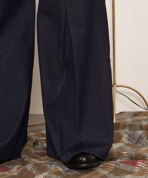 LUCY(ルーシー)の「LUCY/センタータックバギーフレアデニム(デニムパンツ・メンズ・ケミカルウォッシュ/ブラック系2・MEDIUM/LARGE)」の8枚目の写真