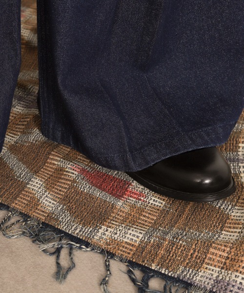 LUCY(ルーシー)の「LUCY/センタータックバギーフレアデニム(デニムパンツ・メンズ・ケミカルウォッシュ/ブラック系2・MEDIUM/LARGE)」の10枚目の写真