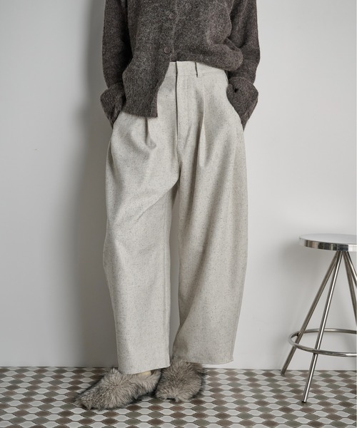 THE YOn(ザヨン)の「ミックスカルゼタックコクーンバレルパンツ(その他パンツ・レディース・オートミール/ブラウン/ブラック・FREE)」の4枚目の写真