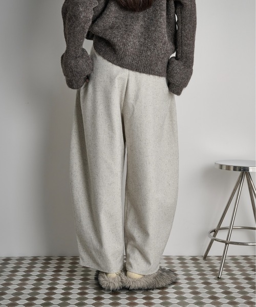 THE YOn(ザヨン)の「ミックスカルゼタックコクーンバレルパンツ(その他パンツ・レディース・オートミール/ブラウン/ブラック・FREE)」の7枚目の写真