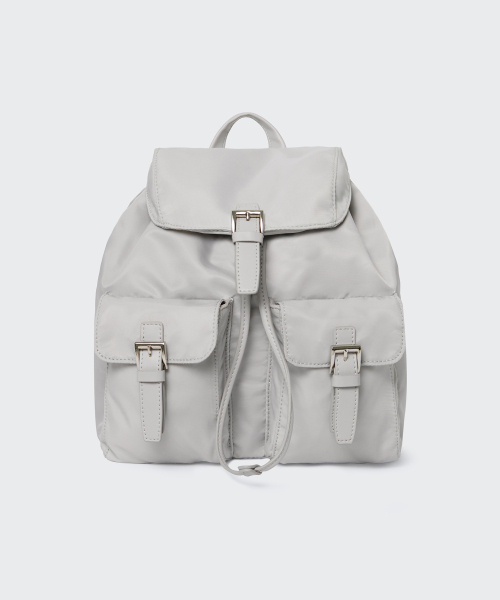 MUSINSA STANDARD WOMAN（ムシンサスタンダードウーマン）の「ウィメンズ ナイロン フラップ ミニ バックパック [アッシュグレー]（バックパック/リュック・レディース・その他・FREE）」の2枚目の写真