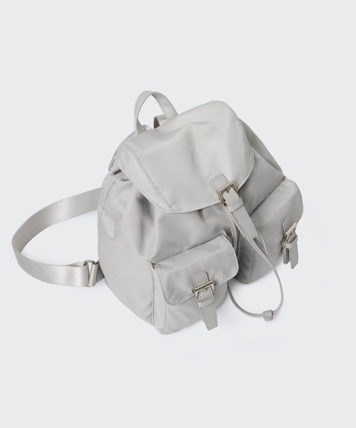 MUSINSA STANDARD WOMAN（ムシンサスタンダードウーマン）の「ウィメンズ ナイロン フラップ ミニ バックパック [アッシュグレー]（バックパック/リュック・レディース・その他・FREE）」の3枚目の写真