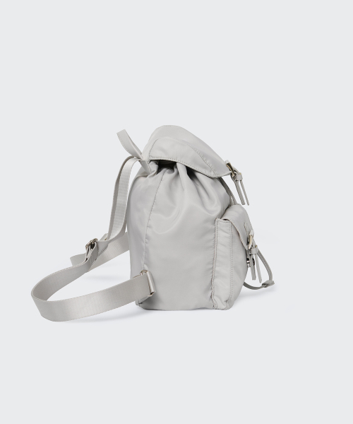 MUSINSA STANDARD WOMAN（ムシンサスタンダードウーマン）の「ウィメンズ ナイロン フラップ ミニ バックパック [アッシュグレー]（バックパック/リュック・レディース・その他・FREE）」の4枚目の写真