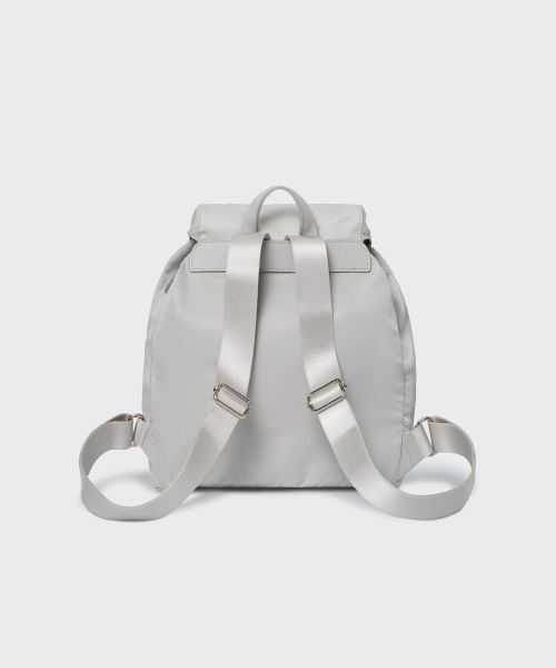 MUSINSA STANDARD WOMAN（ムシンサスタンダードウーマン）の「ウィメンズ ナイロン フラップ ミニ バックパック [アッシュグレー]（バックパック/リュック・レディース・その他・FREE）」の5枚目の写真