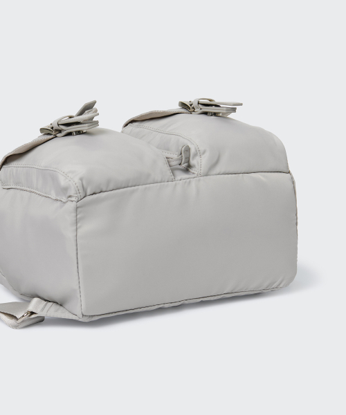 MUSINSA STANDARD WOMAN（ムシンサスタンダードウーマン）の「ウィメンズ ナイロン フラップ ミニ バックパック [アッシュグレー]（バックパック/リュック・レディース・その他・FREE）」の6枚目の写真
