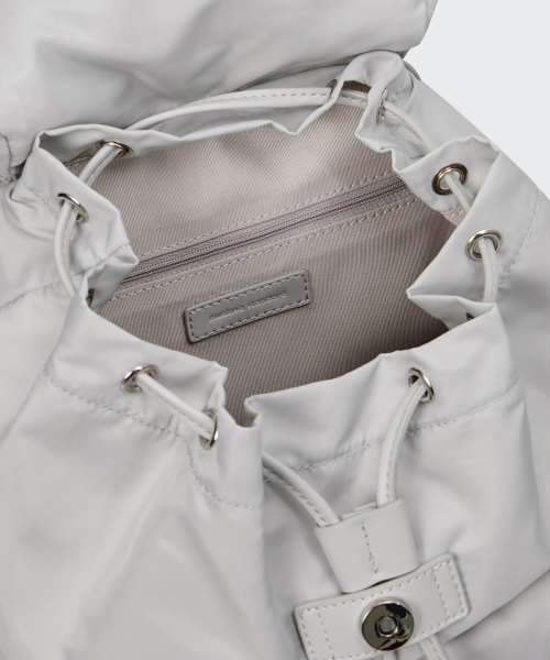 MUSINSA STANDARD WOMAN（ムシンサスタンダードウーマン）の「ウィメンズ ナイロン フラップ ミニ バックパック [アッシュグレー]（バックパック/リュック・レディース・その他・FREE）」の7枚目の写真