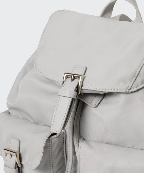 MUSINSA STANDARD WOMAN（ムシンサスタンダードウーマン）の「ウィメンズ ナイロン フラップ ミニ バックパック [アッシュグレー]（バックパック/リュック・レディース・その他・FREE）」の8枚目の写真