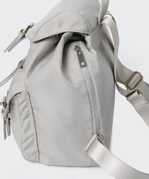 MUSINSA STANDARD WOMAN（ムシンサスタンダードウーマン）の「ウィメンズ ナイロン フラップ ミニ バックパック [アッシュグレー]（バックパック/リュック・レディース・その他・FREE）」の10枚目の写真