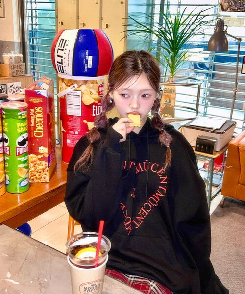 MUCENT(ムセント)の「ハートレタリングフードパーカー 男女共用 (3カラー)(パーカー・レディース・バーガンディー/グレー/ブラック・S-Short/unisex L)」の14枚目の写真