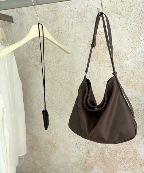 Chiina（チーナ）の「Chiina /合皮レザー　大容量シンプルショルダーバッグ（ショルダーバッグ・レディース・ブラック/ブラウン/ダークブラウン・FREE）」の2枚目の写真
