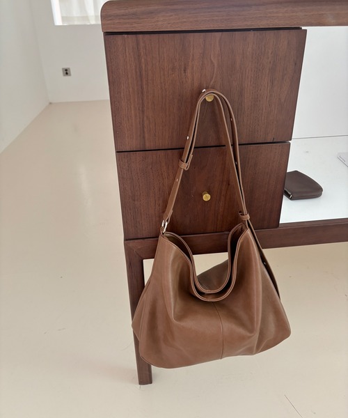 Chiina（チーナ）の「Chiina /合皮レザー　大容量シンプルショルダーバッグ（ショルダーバッグ・レディース・ブラック/ブラウン/ダークブラウン・FREE）」の3枚目の写真