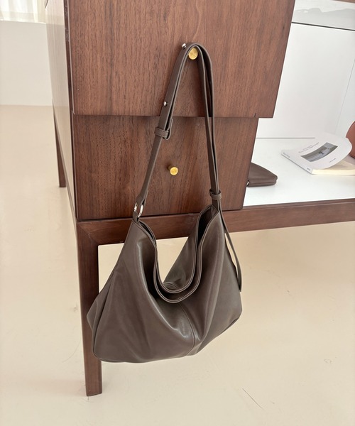 Chiina（チーナ）の「Chiina /合皮レザー　大容量シンプルショルダーバッグ（ショルダーバッグ・レディース・ブラック/ブラウン/ダークブラウン・FREE）」の6枚目の写真