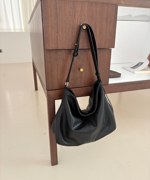 Chiina（チーナ）の「Chiina /合皮レザー　大容量シンプルショルダーバッグ（ショルダーバッグ・レディース・ブラック/ブラウン/ダークブラウン・FREE）」の8枚目の写真