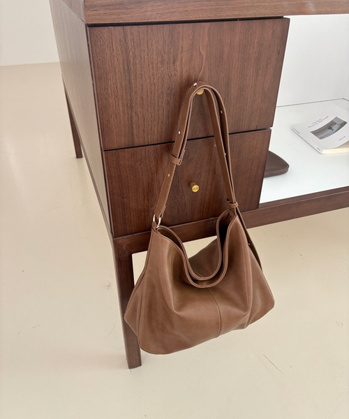 Chiina（チーナ）の「Chiina /合皮レザー　大容量シンプルショルダーバッグ（ショルダーバッグ・レディース・ブラック/ブラウン/ダークブラウン・FREE）」の9枚目の写真