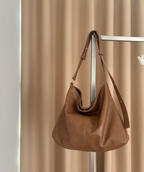 Chiina（チーナ）の「Chiina /合皮レザー　大容量シンプルショルダーバッグ（ショルダーバッグ・レディース・ブラック/ブラウン/ダークブラウン・FREE）」の10枚目の写真