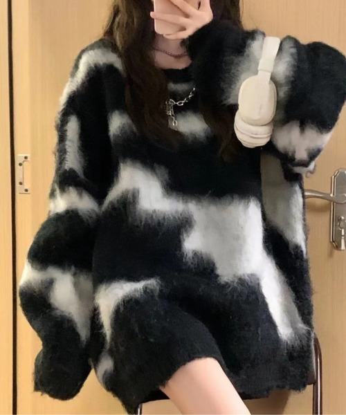 DEVICE(デバイス)の「牛柄 ブレンド COW シャギーニット(ニット/セーター・レディース・ブラック・FREE)」の1枚目の写真