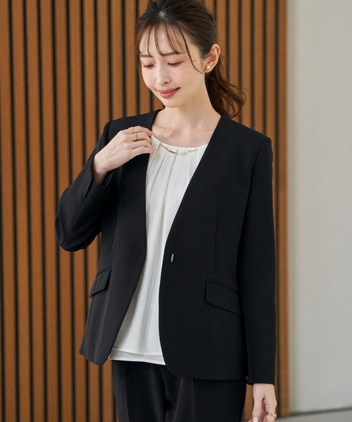 IKKA LOUNGE（イッカラウンジ）の「【洗濯機で洗える／セットアップ対応】ウォッシャブルVネックジャケット（ノーカラージャケット・レディース・ブラック/グレイッシュベージュ/ネイビー・M/L/S/XL）」の2枚目の写真