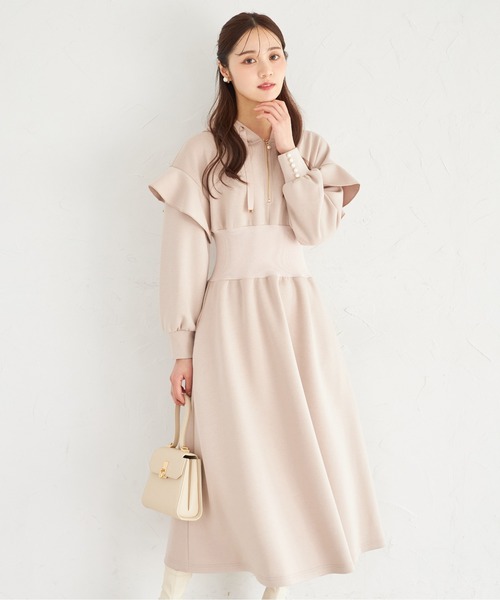 tocco closet(トッコ クローゼット)の「ウエストリブ切り替えフリルスリーブボンディングフーディワンピース(ワンピース・レディース・グレー/ベージュ/ブラック/サックスブルー・M)」の4枚目の写真