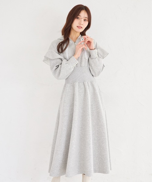 tocco closet(トッコ クローゼット)の「ウエストリブ切り替えフリルスリーブボンディングフーディワンピース(ワンピース・レディース・グレー/ベージュ/ブラック/サックスブルー・M)」の3枚目の写真