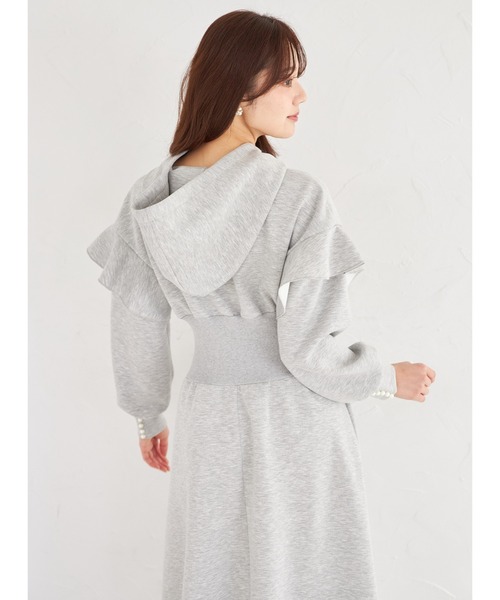 tocco closet(トッコ クローゼット)の「ウエストリブ切り替えフリルスリーブボンディングフーディワンピース(ワンピース・レディース・グレー/ベージュ/ブラック/サックスブルー・M)」の11枚目の写真