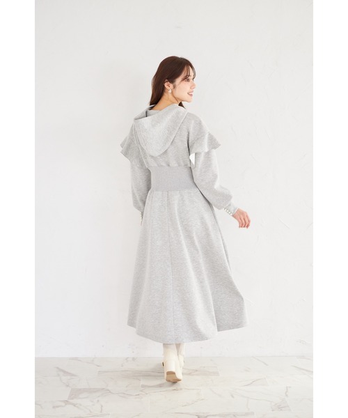 tocco closet(トッコ クローゼット)の「ウエストリブ切り替えフリルスリーブボンディングフーディワンピース(ワンピース・レディース・グレー/ベージュ/ブラック/サックスブルー・M)」の7枚目の写真