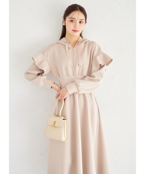 tocco closet(トッコ クローゼット)の「ウエストリブ切り替えフリルスリーブボンディングフーディワンピース(ワンピース・レディース・グレー/ベージュ/ブラック/サックスブルー・M)」の17枚目の写真