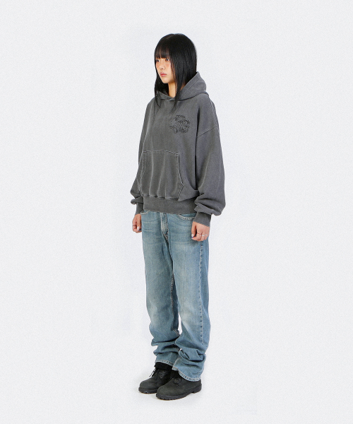 CRIGUN(クリガン)の「LOGO APPLIQUE HOODIE PIGMENT CHARCOAL(パーカー・レディース・チャコールグレー・MEDIUM/LARGE/X-LARGE)」の4枚目の写真