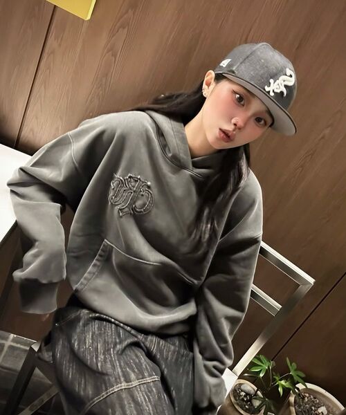 CRIGUN(クリガン)の「LOGO APPLIQUE HOODIE PIGMENT CHARCOAL(パーカー・レディース・チャコールグレー・MEDIUM/LARGE/X-LARGE)」の6枚目の写真