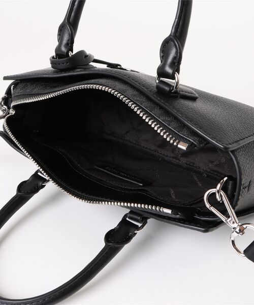 MICHAEL KORS（マイケルコース）の「ARDEN SM TZ MSGR クロスボディ（ショルダーバッグ・レディース・ブラック・FREE）」の4枚目の写真