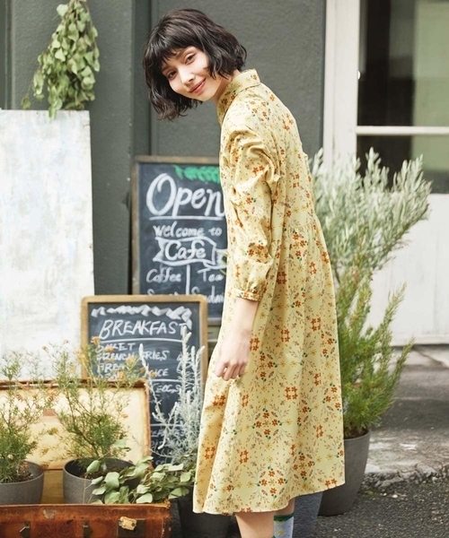 Jocomomola（ホコモモラ）の「Palomas y flores プリントシャツワンピース（ワンピース・レディース・イエロー/ブラック・40）」の4枚目の写真