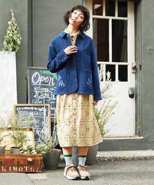 Jocomomola（ホコモモラ）の「Palomas y flores プリントシャツ