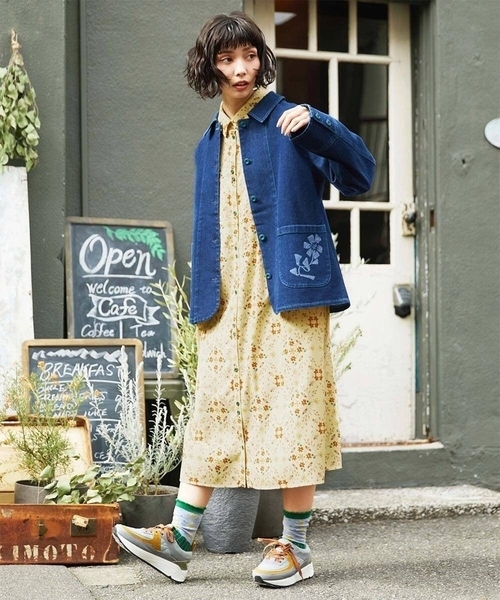 Jocomomola（ホコモモラ）の「Palomas y flores プリントシャツ