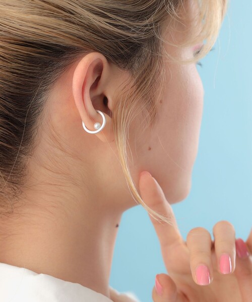 CAROLINA GLASER（カロリナ グレイサー）の「susui / パール イヤーカフ（ネックレス・レディース・シルバー・ONE SIZE）」の2枚目の写真